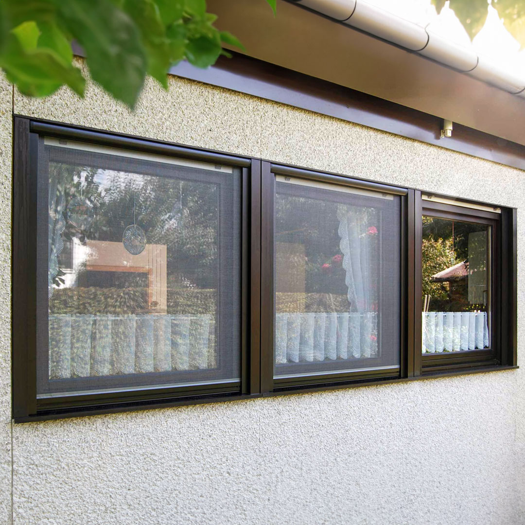 Fenster mit Fliegengitter, an Hausfassade.