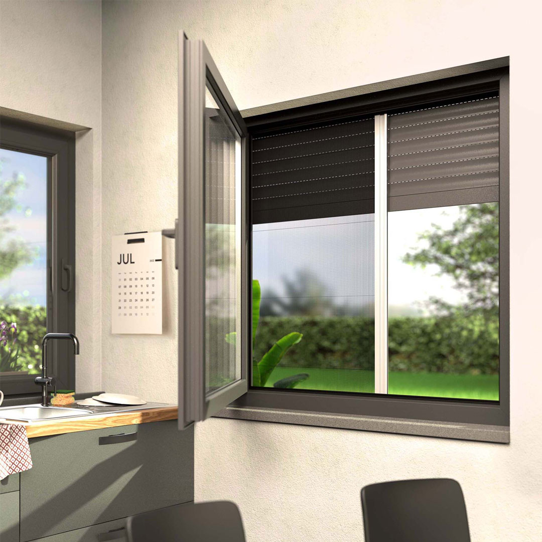 Offenes Fenster mit Fliegengitter in Küche.
