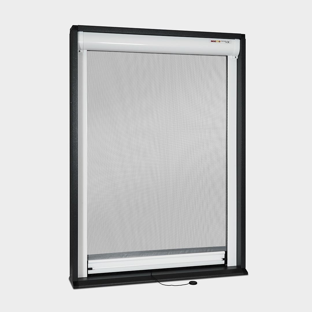Échantillon de produit: Store enroulable Adria pour fenêtre (45x75 cm) Fliegengitter, montiert in Fensterrahmen.