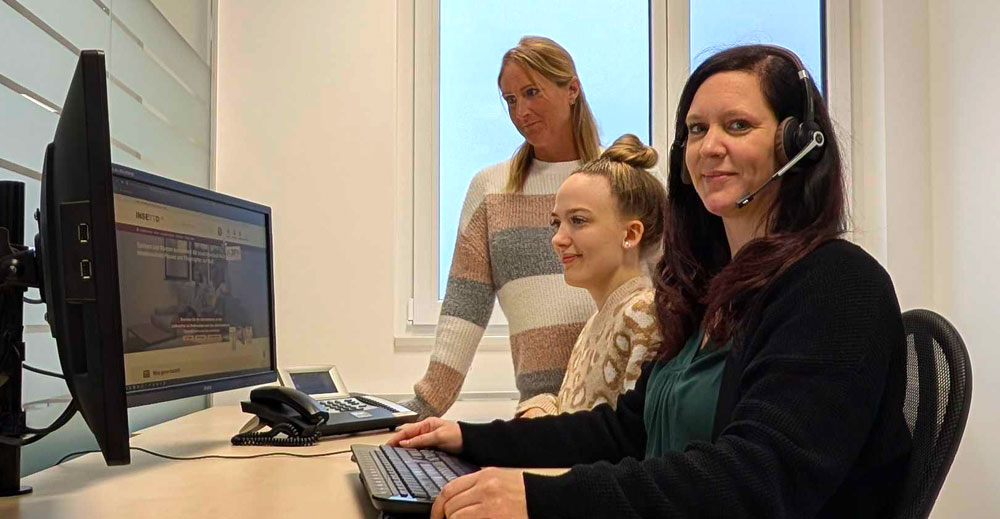 Mitarbeiterinnen, in Büro mit Computer und Telefon.