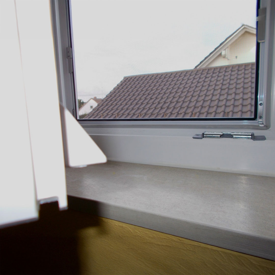 Fliegengitter mit geöffnetem Fenster