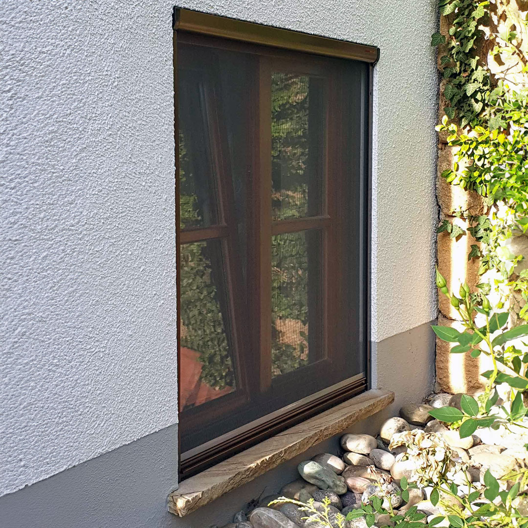 Fliegengitter am Fenster, Gartenumgebung.