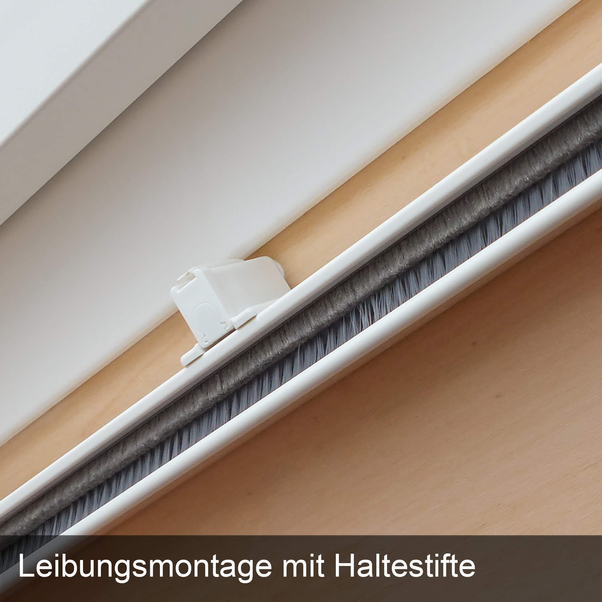 Fliegengitter-Halterung an einem Fenster mit Holzrahmen.
