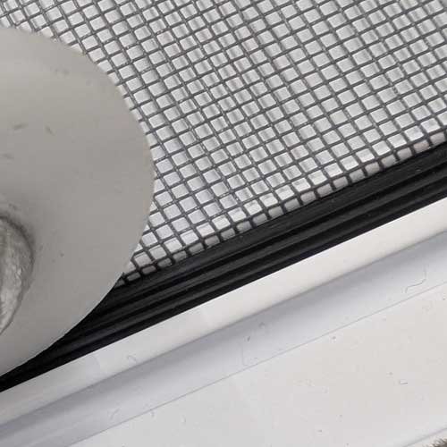 Fliegengitter wird mit Rolle installiert.