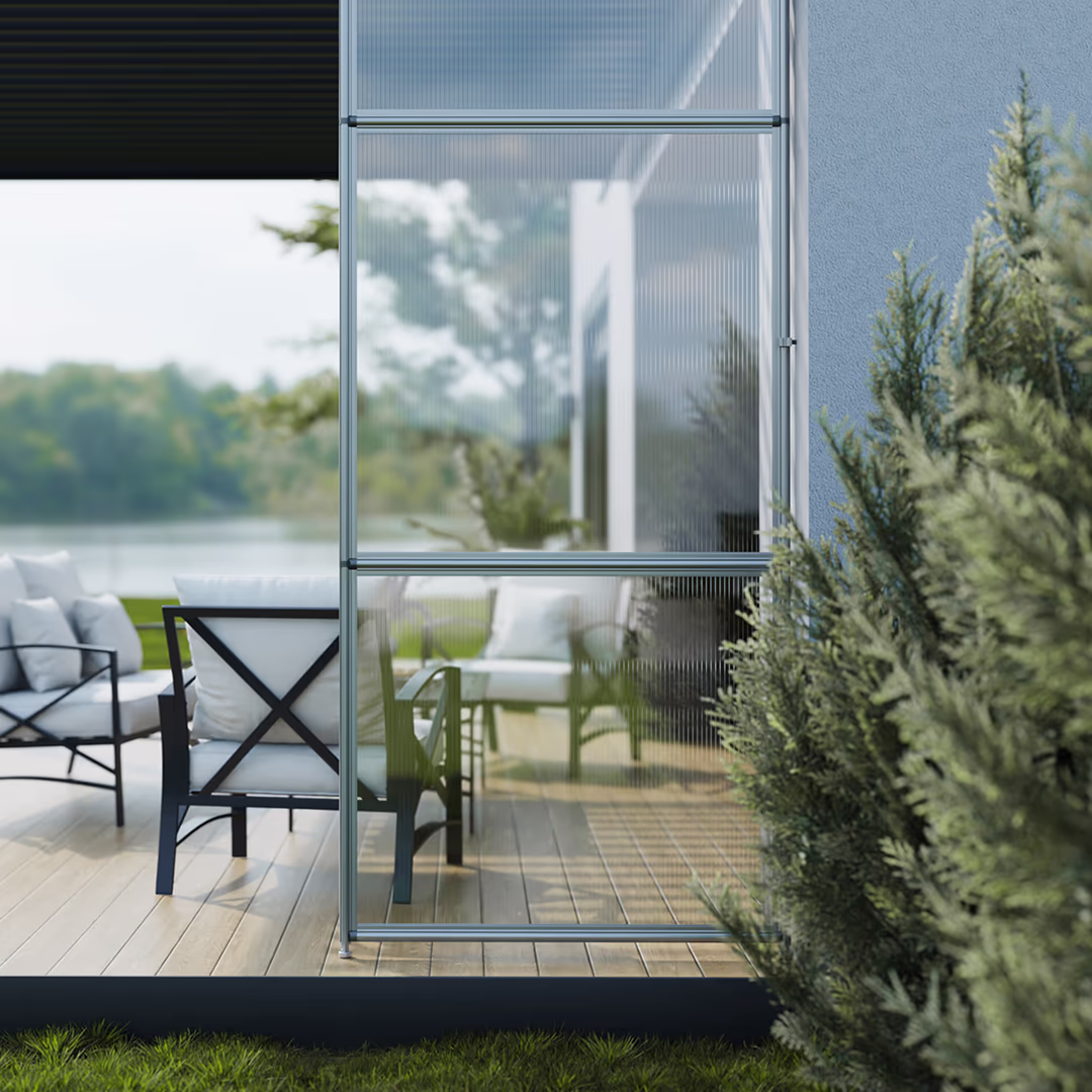 Detailansicht von Pryvacy Wind- und Sichtschutz mit Terrasse und Ausblick auf einen See im Hintergrund.