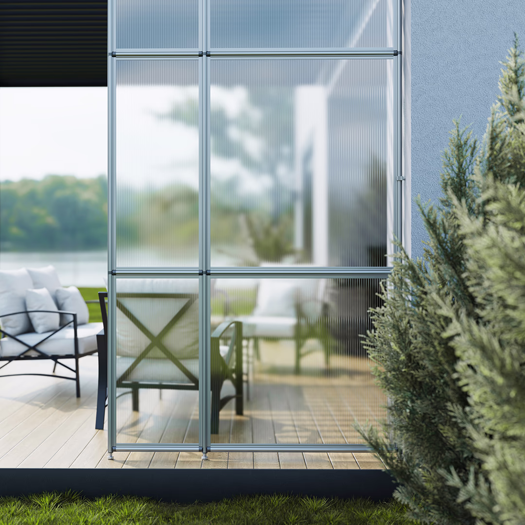 Detailansicht von Pryvacy Wind- und Wetterschutz Anbaumodul 050 mit Terrasse und Ausblick auf einen See im Hintergrund.
