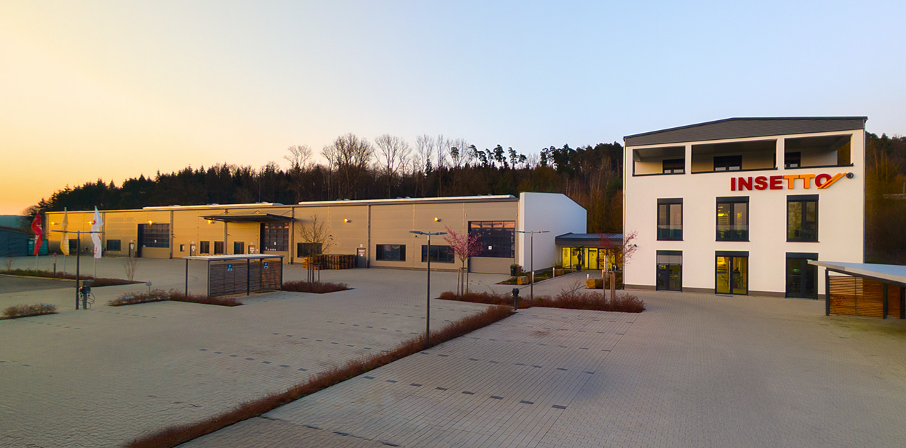 Insetto Gebäude im Morgengrauen Insetto Gebäude im Morgengrauen