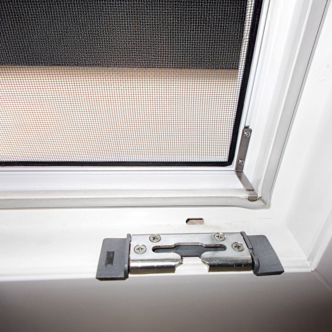Fliegengitter, an einem weißen Fensterrahmen montiert.