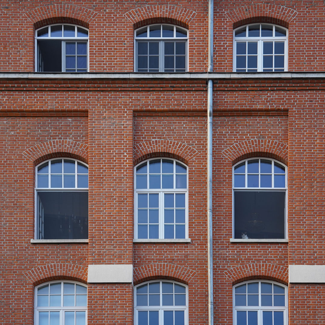 Insektenschutzrollos an Fenster von Fabrikgebäude