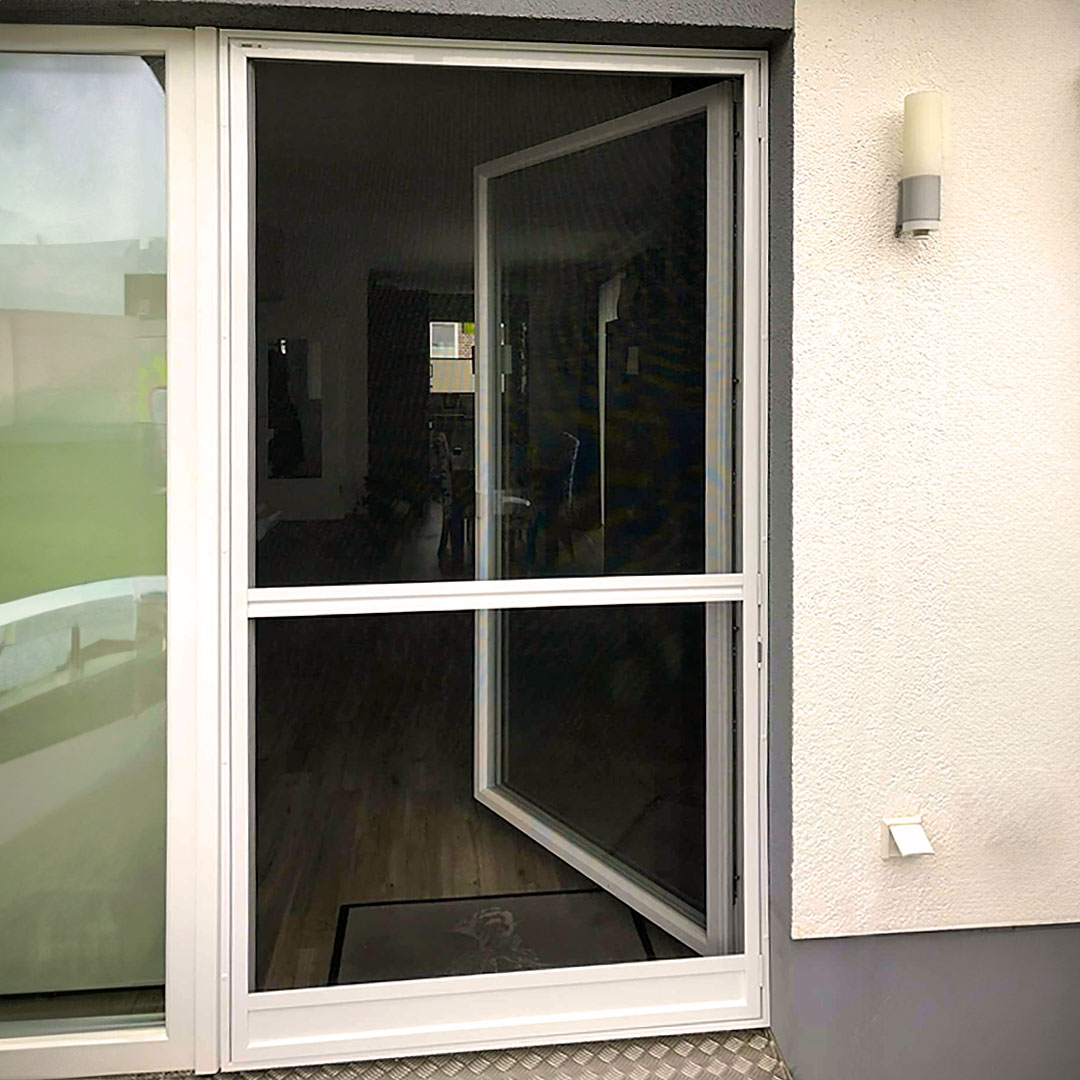 Scharnierende hordeur op maat voor bevestiging op de muur | met montageframe | Flairline