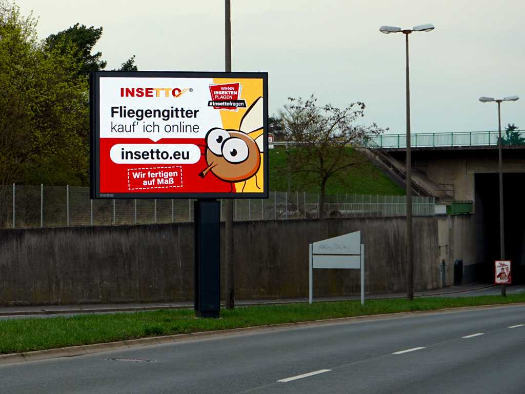 Werbetafel, mit Werbung für Insektenschutz an einer Landstraßen.