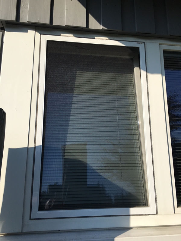 Fliegengitter für Kunststofffenster von innen einhängen