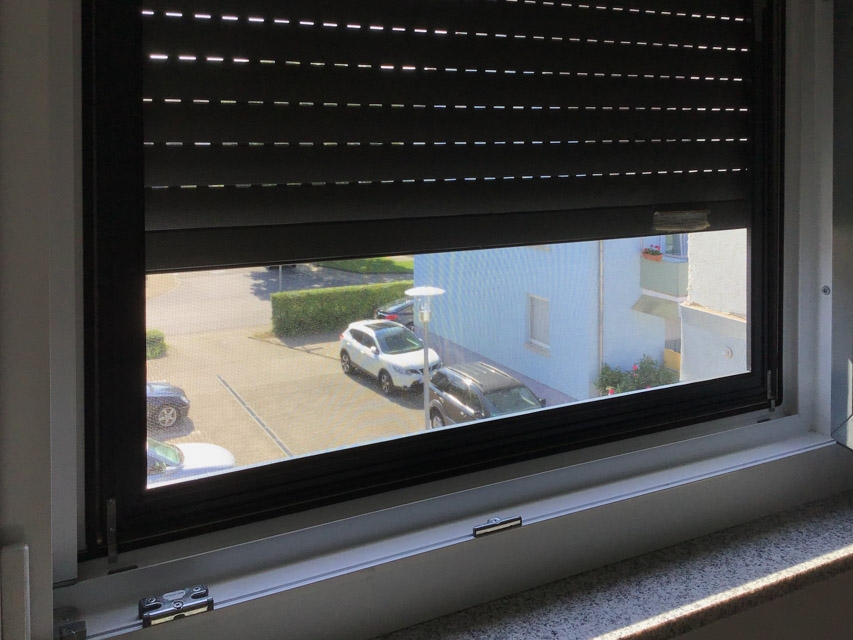 Fliegengitter für Kunststofffenster von innen einhängen