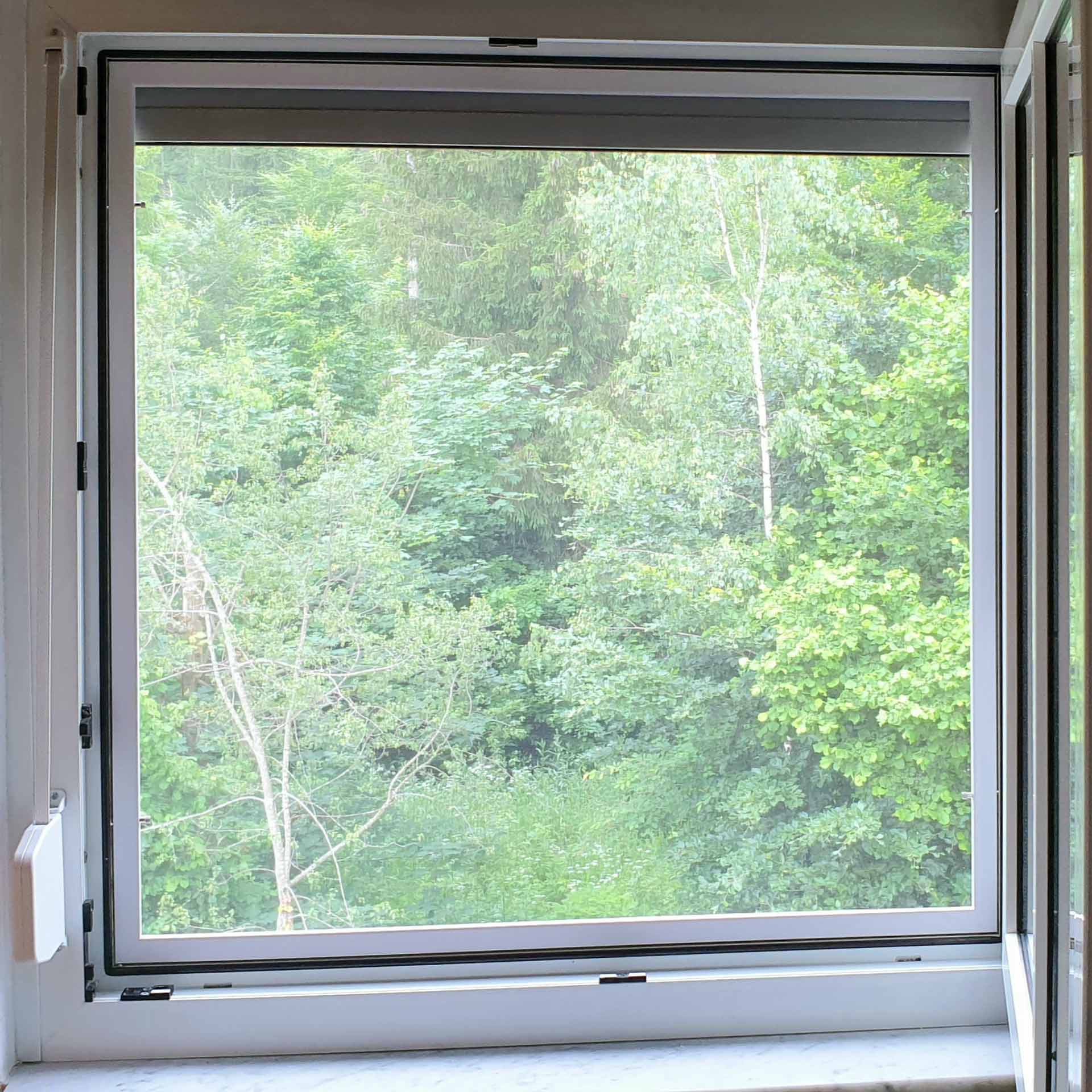 Fliegengitter für Holzfenster, auch bei direkt angrenzendem Rollladen | Flairline