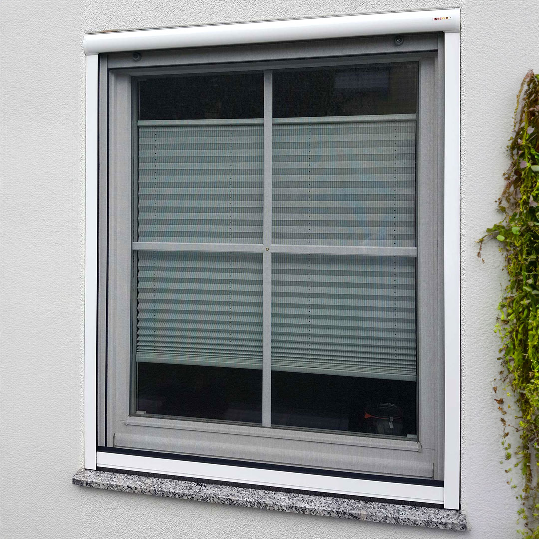 Geschlossener Insektenschutz vor Fenster in weißer Hauswand.