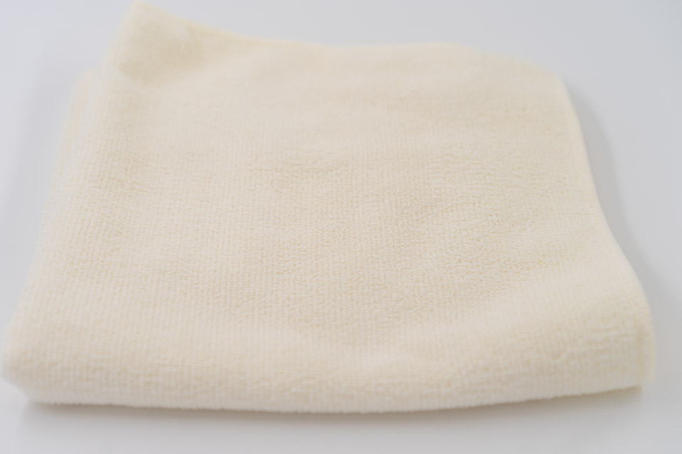 Beigefarbenes Handtuch, gefaltet.