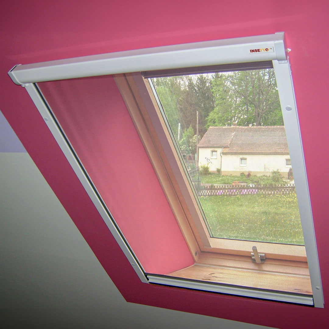 Dachfenster, in pinkfarbener Wand, mit Fliegengitter.