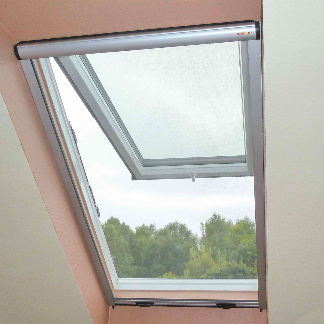 Geöffnetes Fenster in Dachschräge mit Fliegengitter.