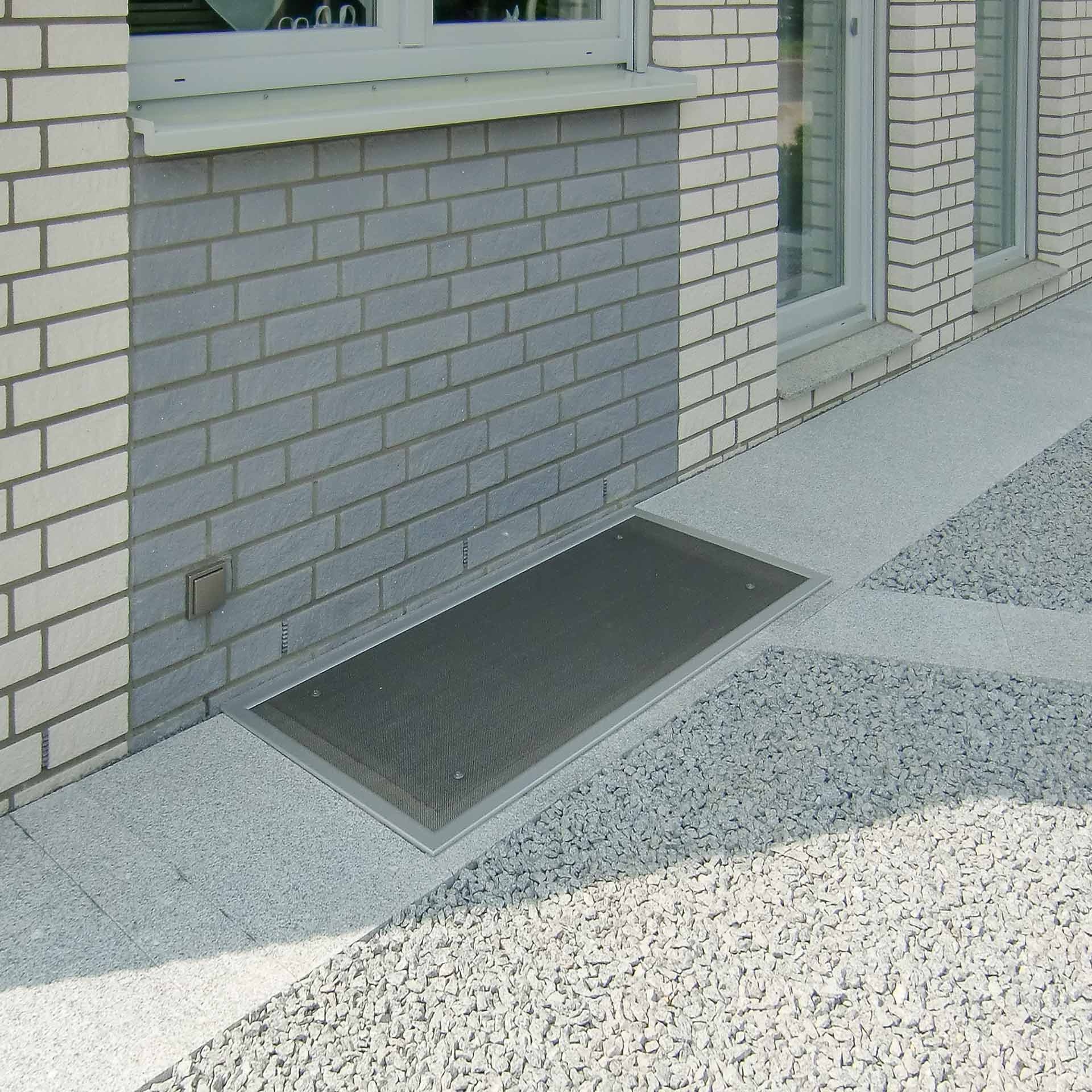 Lichtschachtabdeckung unter Hausfenster