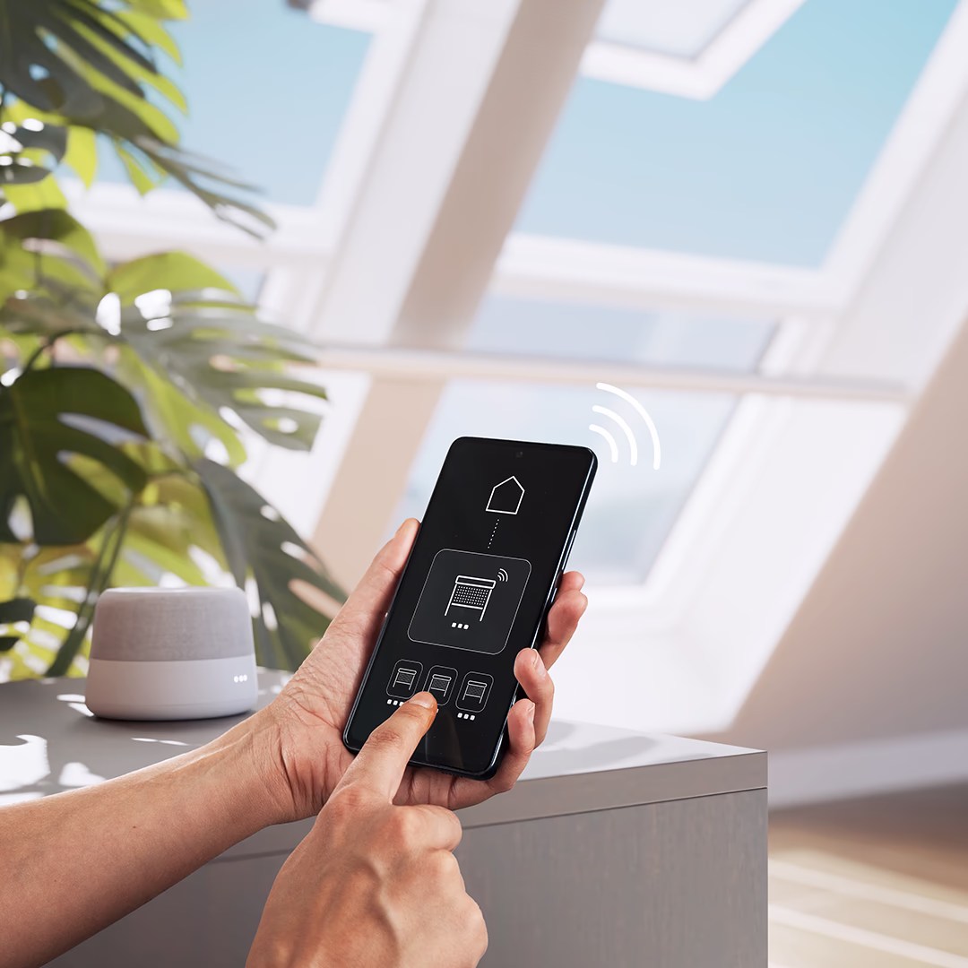 Das motorisierte Insektenschutzrollo Estetika für Dachfenster wird mit einer Smart-Home App verbunden.