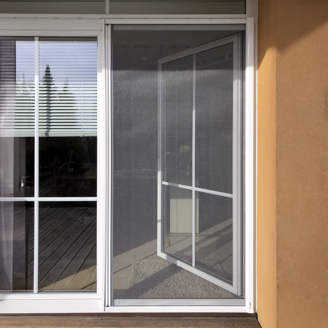 Fliegengitter in geöffneter Terrassentür.