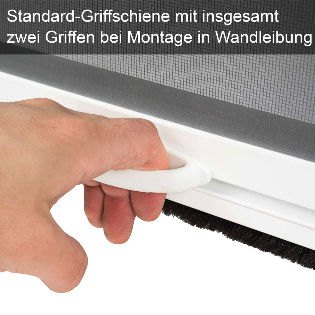 Hand zieht Griffschiene, montiert bei Fliegengitter im Türrahmen.