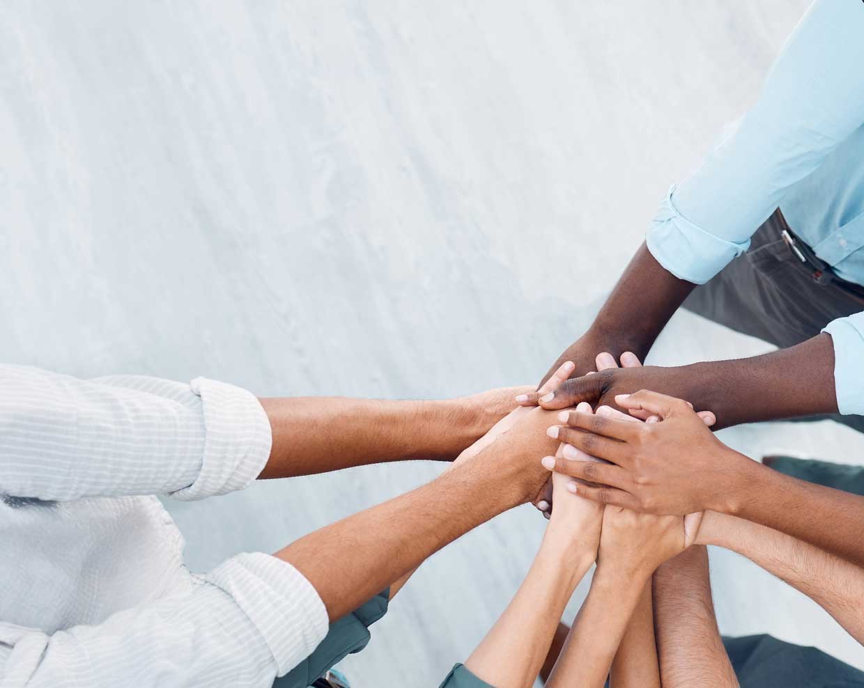 Ein Sichtschutz mit Aluprofilen und Hohkammerplatten wird an der Terasse gezeigt