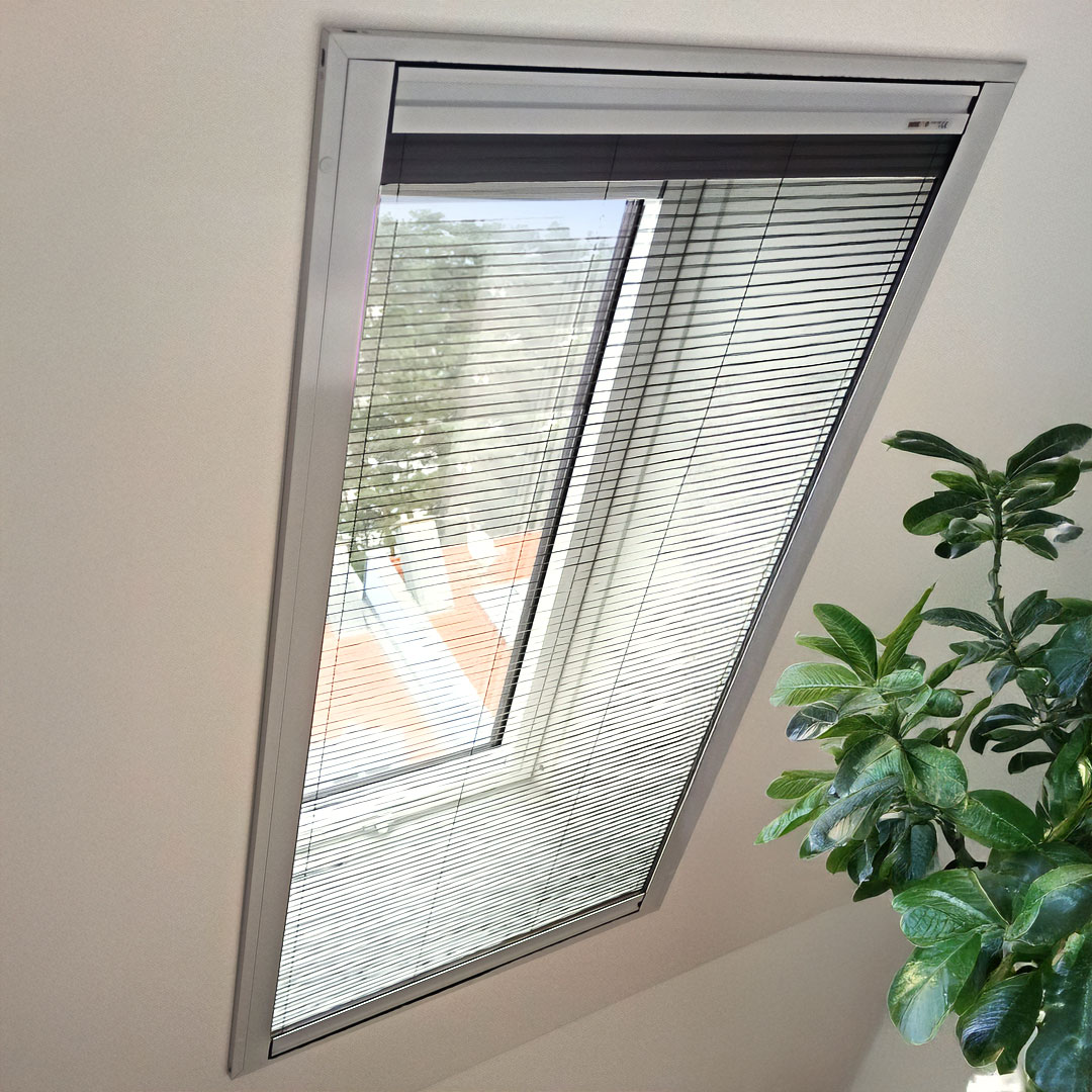 Geschlossenes Fliegengitter an Dachfenster