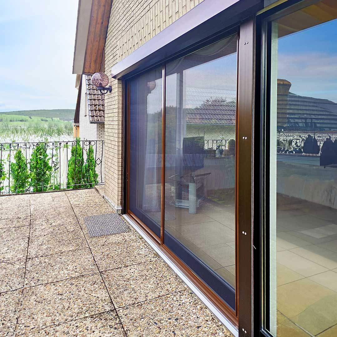 Fliegengitter, installiert, an Terrassentür mit Aussicht auf Garten.
