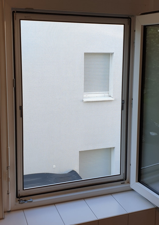Fliegengitter für Kunststofffenster von innen einhängen