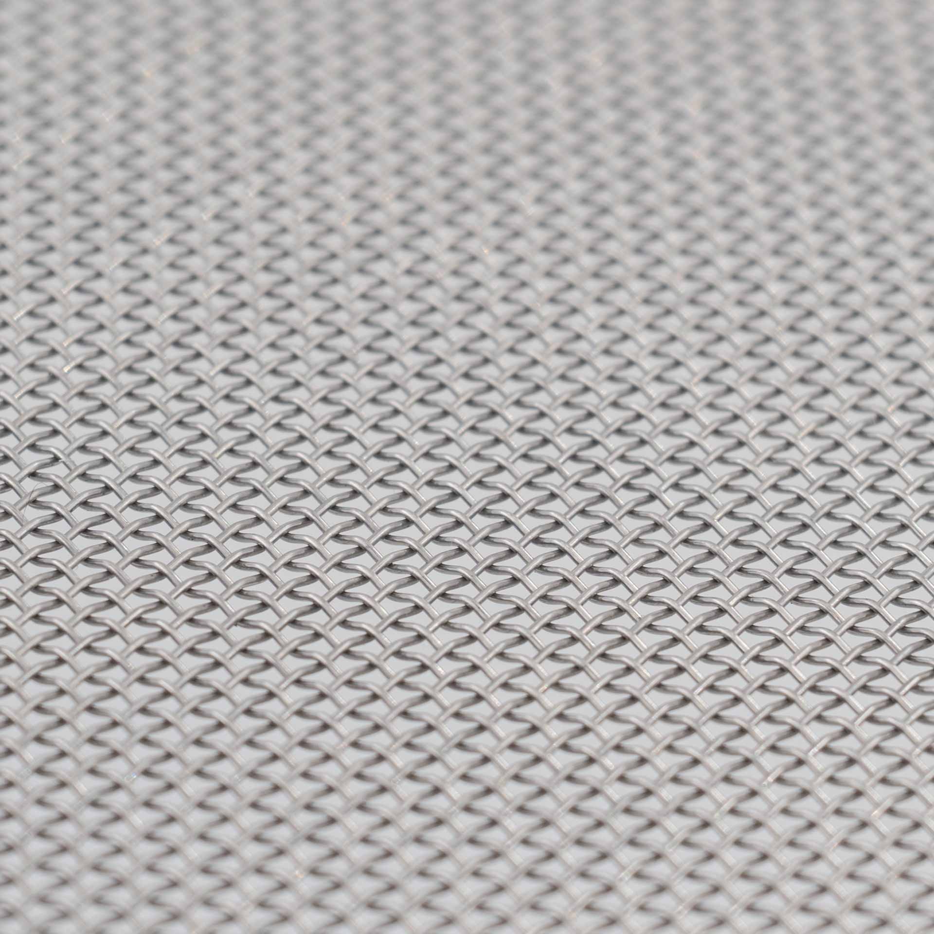 Nahaufnahme von Fliegengitterstruktur, hellgrau.