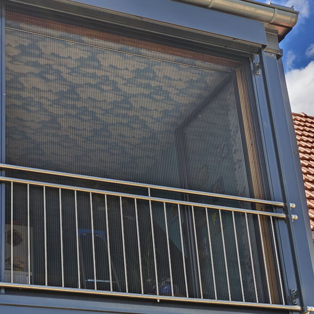 Fliegengitter vor Balkonfenster.