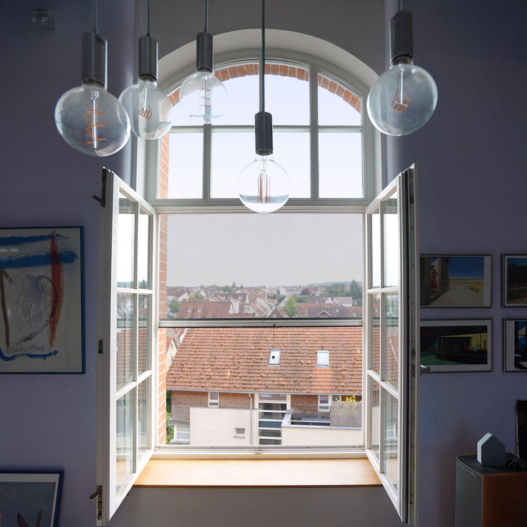 Fenster mit Fliegengitter, Stadtansicht