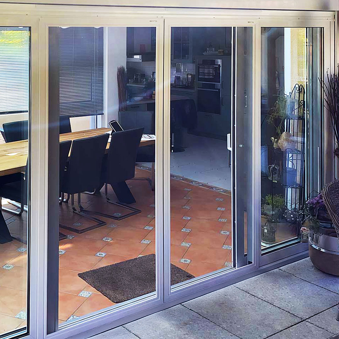 Glastüren, reflektieren, moderner Innenbereich mit Möbeln und Fliesenboden.