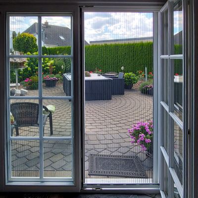 Eingebautes Insektenschutzplissee vor offene Terrassentür