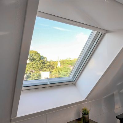Geschlossenes Dachfenster mit Fliegengitter