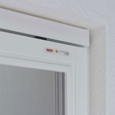 Fliegengitterschiebetür montiert an einem weißen Fensterrahmen