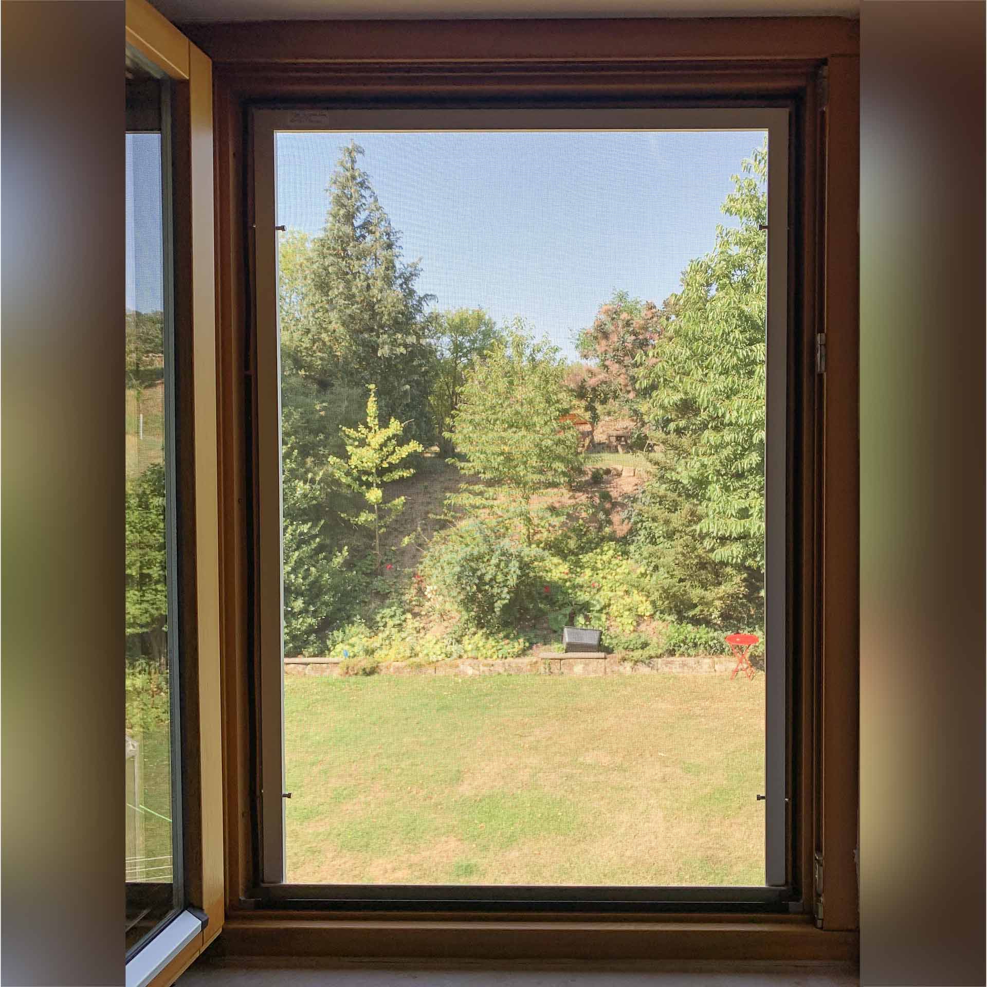Fliegengitter für Holzfenster, auch bei direkt angrenzendem Rollladen | Flairline