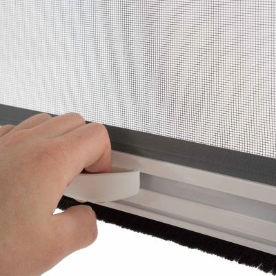 Hand zieht Fliegengitter Rollo nach unten