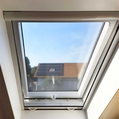 Dachfenster mit Fliegengitter und Hausdach