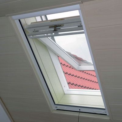 Fliegengitter vor geöffnetem Dachfenster