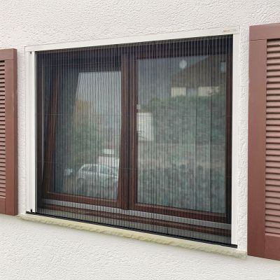 Fliegengitterplissee montiert an Außenwand mit Fensterläden.