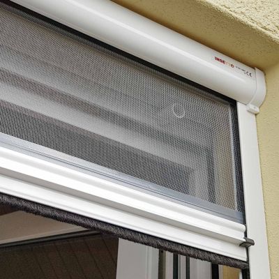 Insektenschutzrollo an einem Wohnhausfenster