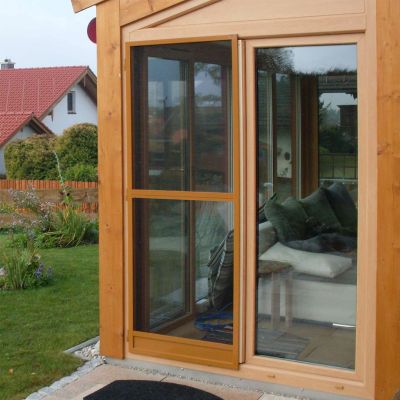 Insektenschutz-Spannrahmentür in einem modernen Gartenhaus installiert.