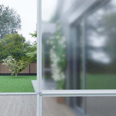 Gläserner Insektenschutz in Garten mit Baum und grünem Rasen