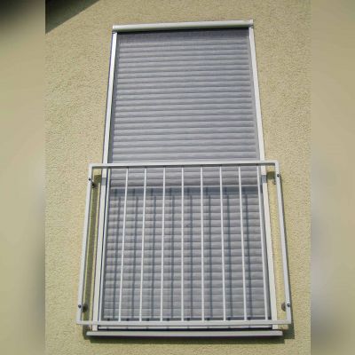 Insektenschutzrollo bedeckt Fenster