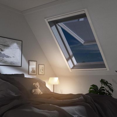 Offenes Dachfenster mit Insektenschutz in gemütlichen Schlafzimmer