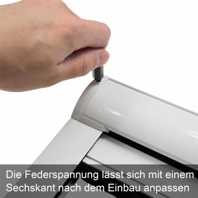 Hand dreht Sechskant auf weißem Fliegengitterrahmen zur Einstellung