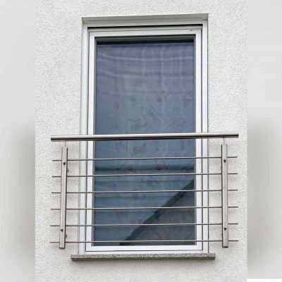 Fenster mit Edelstahlgeländer und Fliegengitter