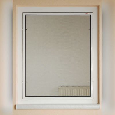 Fliegengitter an Fenster angebracht